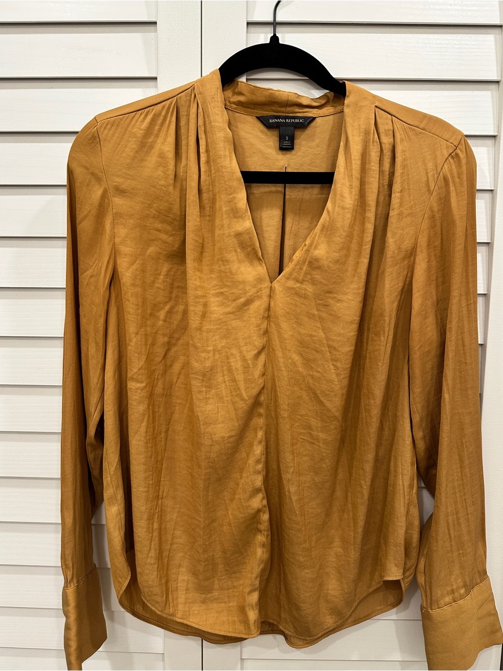 Banana Republic Women's golden V-Neck Long Sleeve Blouse size S